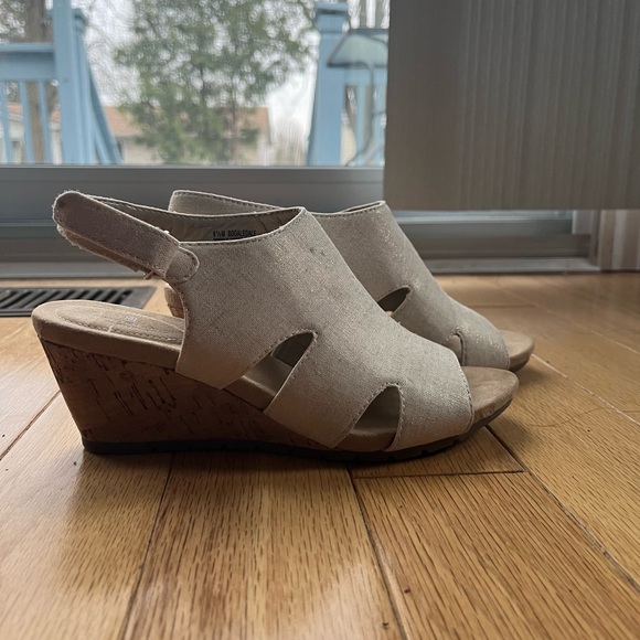 Bandolino Galatee Wedge Heels - Picture 4 of 4
